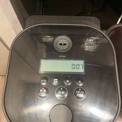 象印マホービン(ZOJIRUSHI) 容量 2.6 L 材質 アルミニウム 色 ブラック  商品の寸法 31奥行き x 28.5幅 x 22.5高さ cm ほったらかしでも手間をかけたようにおしく出来上がる「おまかせ自動調理なべ」 簡単に作れる「パック調理」対応。2品まで同時調理できます。  なべは蓄熱性が高く、直火OK(※IH非対応) 洗う点数は3点なのでお手入れが簡単 素材の栄養をまるごと食べられる「無水調理」対応  温度調節範囲:40~100℃ 容量:2.3L(※炊飯容量は0.54L(3合の画像