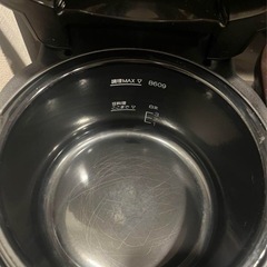 象印マホービン(ZOJIRUSHI) 容量 2.6 L 材質 アルミニウム 色 ブラック  商品の寸法 31奥行き x 28.5幅 x 22.5高さ cm ほったらかしでも手間をかけたようにおしく出来上がる「おまかせ自動調理なべ」 簡単に作れる「パック調理」対応。2品まで同時調理できます。  なべは蓄熱性が高く、直火OK(※IH非対応) 洗う点数は3点なのでお手入れが簡単 素材の栄養をまるごと食べられる「無水調理」対応  温度調節範囲:40~100℃ 容量:2.3L(※炊飯容量は0.54L(3合の画像