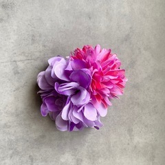 紫とピンクの花の髪飾り
