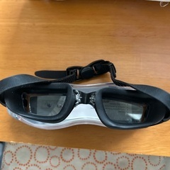 ゴツいゴーグルです