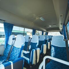 《バス送迎ドライバー》土日祝休み｜福利厚生充実｜マイカー通勤OK♪の画像