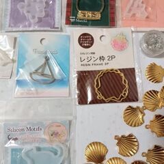 レジン　シリコンモールド　金属チャーム　レジン液　モチーフ　海　蝶　時計　猫　型　貝殻　青空　虹　アンティーク　うさぎ　四葉のクローバー　カメラ　イルカ　エッフェル塔　ヘレナモルフォ　シート　粘土　道具　材料　作家さん　素材　の画像