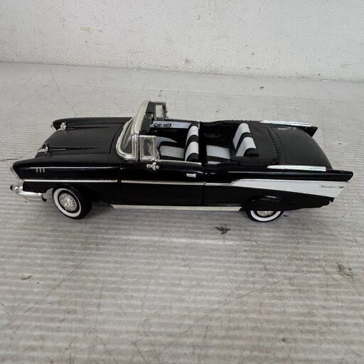 【メーカー不明】シボレー ベルエア 1/24スケール 1957 Chevy Bel Air ホワイト ブラック ミニカー ダイキャスト コレクション 模型 Y1147
