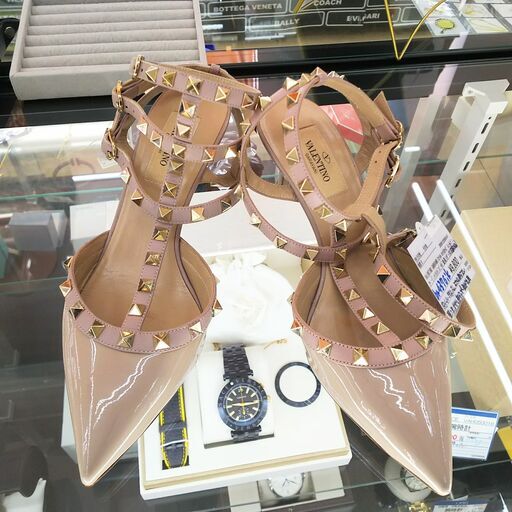 Valentino Garavani/ヴァレンティノ ガラヴァーニ　エナメル･ロックスタッズ･ミュール　ピンクベージュ×champagneゴールド　金具/レザー　#37.5(約24.5cm)　IKZ-657