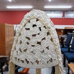 ※ガラス板1枚欠品 アンティーク調 卵型 飾り棚 直径45cm 高さ192cm 照明付き 現状品 ホワイト系 ディスプレイラック 収納棚 苫小牧西店の画像