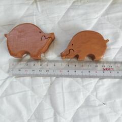 イノシシのかわいい木工の置物