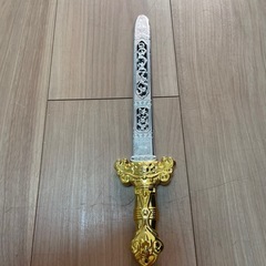 おもちゃの剣とピストルの画像