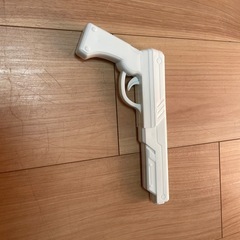 おもちゃの剣とピストルの画像