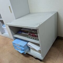 スチールラック小　カラーボックス小　しっかりした棚　引き取りに来てくださる方に差し上げますの画像