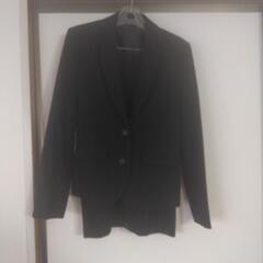黒スーツスカートとズボン