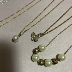 パールとクリスタルのネックレス５点セットまとめ売りの画像