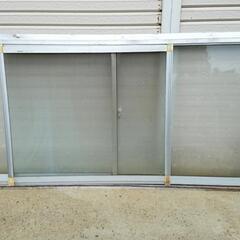 倉庫に！早い者勝ち！中古サッシ窓枠付き
