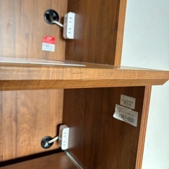 アンティーク調の食器棚（日本製）の画像