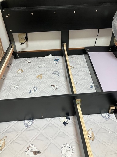兵庫県内　ほぼ新品ダブルベッドフレーム　炊飯器　電気ストーブ　椅子２つ　敷布団　掛け布団　枕など