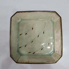 手焼きの四角の手捻りの味のあるお皿１枚
