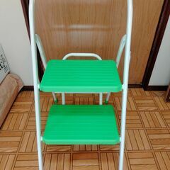 ２段踏み台　脚立　スチール製（踏板はプラ）中古　送料が高いので取...