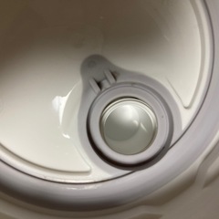 受け渡し者決定　ワンプッシュ簡単操作・横置きもできる冷水筒(2.1 L ホワイト) - ニトリの画像