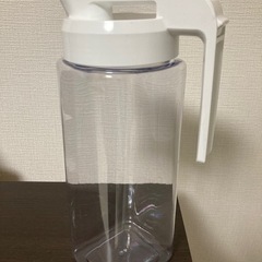 受け渡し者決定　ワンプッシュ簡単操作・横置きもできる冷水筒(2.1 L ホワイト) - ニトリの画像