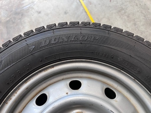 ダンロップウインターマックス　スタッドレス　145R12 バン　トラック
