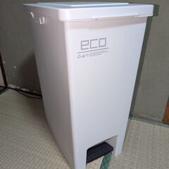 ペダル式スリムごみ箱　ホワイト