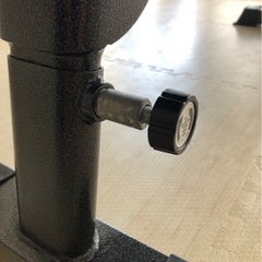 【決まりました】トレーニングベンチ（フラット、折り畳み可能、ブラック×レッド、高さ調整5段階）※ねじ込み式ロック（片側）に難ありの画像