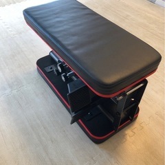 【決まりました】トレーニングベンチ（フラット、折り畳み可能、ブラック×レッド、高さ調整5段階）※ねじ込み式ロック（片側）に難ありの画像