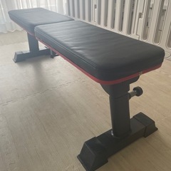 トレーニングベンチ（フラット、折り畳み可能、ブラック×レッド、高...