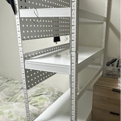 有効ボード付きラックの画像