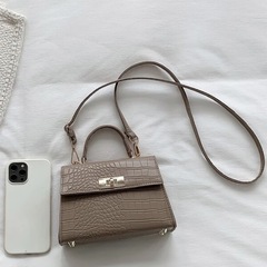 🤍ワニ柄バッグ𝟣の画像