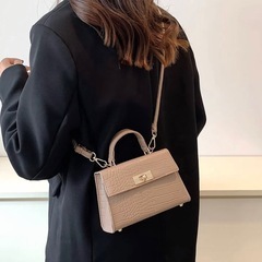 🤍ワニ柄バッグ𝟣の画像