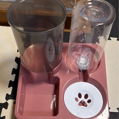 自動犬用フードウォーターディスペンサーセット、2 in 1 傾斜...