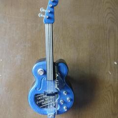 ギター型 小物入れ オルゴール

10cm ×23cm