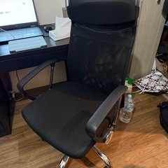 黒い回転式オフィスチェアの画像