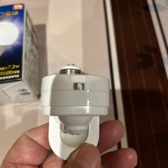 新品LED電球付きELPA 口金26TYPEセンサー自動点灯ソケット美品の画像