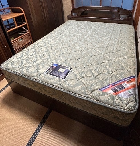 引越し片付け中　ダブルベッド　マットレス　引き出し３つ付き