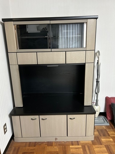 引越し片付け中　収納棚付き　テレビボード