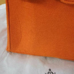 HERBE オレンジ フェルトバッグの画像