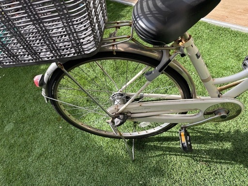 26インチ　自転車　ホワイト　後ろ荷カゴ付き
