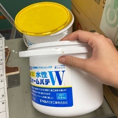 パテが入っていたプラスチック容器の画像