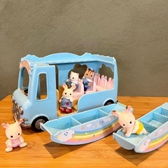 シルバニアファミリー　森のたのしいようちえん　にじいろようちえんバス　ようちえんおともだちセット　ショコラウサギ　赤ちゃん　あかちゃん　森の楽しい幼稚園　虹色幼稚園バス　虹色ようちえんバス　幼稚園お友達セット　幼稚園おともだちセット　ようちえんお友達セット　くるみリス　ペルシャネコ　ショコラウサギ　人形　クツ　くつ　靴　鞄　かばん　カバン　通園バッグ　水筒　水とう　帽子　ぼうし　おままごと　ままごと　ごっこ遊び　まとめて　セット　大量　の画像