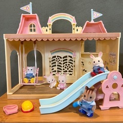 シルバニアファミリー　森のたのしいようちえん　にじいろようちえんバス　ようちえんおともだちセット　ショコラウサギ　赤ちゃん　あかちゃん　森の楽しい幼稚園　虹色幼稚園バス　虹色ようちえんバス　幼稚園お友達セット　幼稚園おともだちセット　ようちえんお友達セット　くるみリス　ペルシャネコ　ショコラウサギ　人形　クツ　くつ　靴　鞄　かばん　カバン　通園バッグ　水筒　水とう　帽子　ぼうし　おままごと　ままごと　ごっこ遊び　まとめて　セット　大量　の画像
