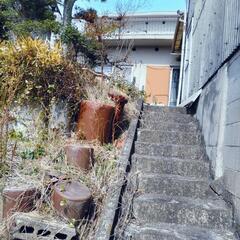 愛知県常滑市多屋　★仲介物件★　【【再投稿】】　高台（標高30㍍）…鉄筋2階建て構造…付帯設備3階建て倉庫【★事務室も有り（4帖程）】　■ ¥19,800,000【売価は考慮致します…希望者と応相談可】　★仲介物件　★駐車場有り…2台（縦列駐車場）✿更地を希望の方は別途金額提示します。 − 愛知県
