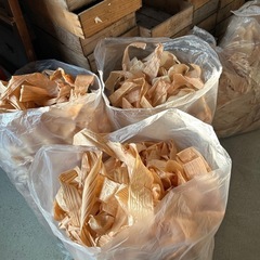 【木工屋のカンナ屑】　¥200/袋　焚き付け　消臭　バーベキュー　アウトドア　七輪　畑　DIY カンナ屑フラワーの画像