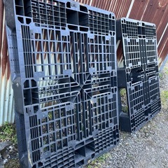 プラスチックのパレット2個セットの画像
