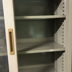オフィス家具 鍵付き ガラス戸 キャビネット 上下 セット グレー 昭和レトロの画像