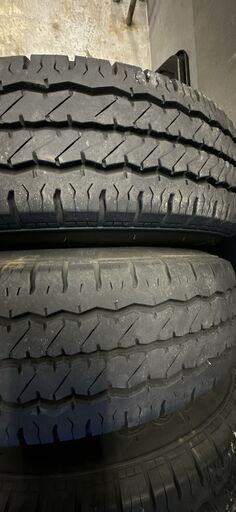美品! バリ山! 200系 ハイエース 装着に!  4本 6,5H-139.7 15インチ 195/80R15 107/105L LT