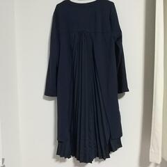 紺色のワンピースの画像