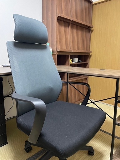 L字デスク、椅子、木製ブラインド、ディスプレイ収納