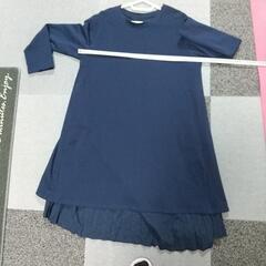 紺色のワンピースの画像