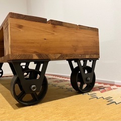 ※値下げ中※Johnson Storeで購入！車輪付き天然木ローテーブルの画像